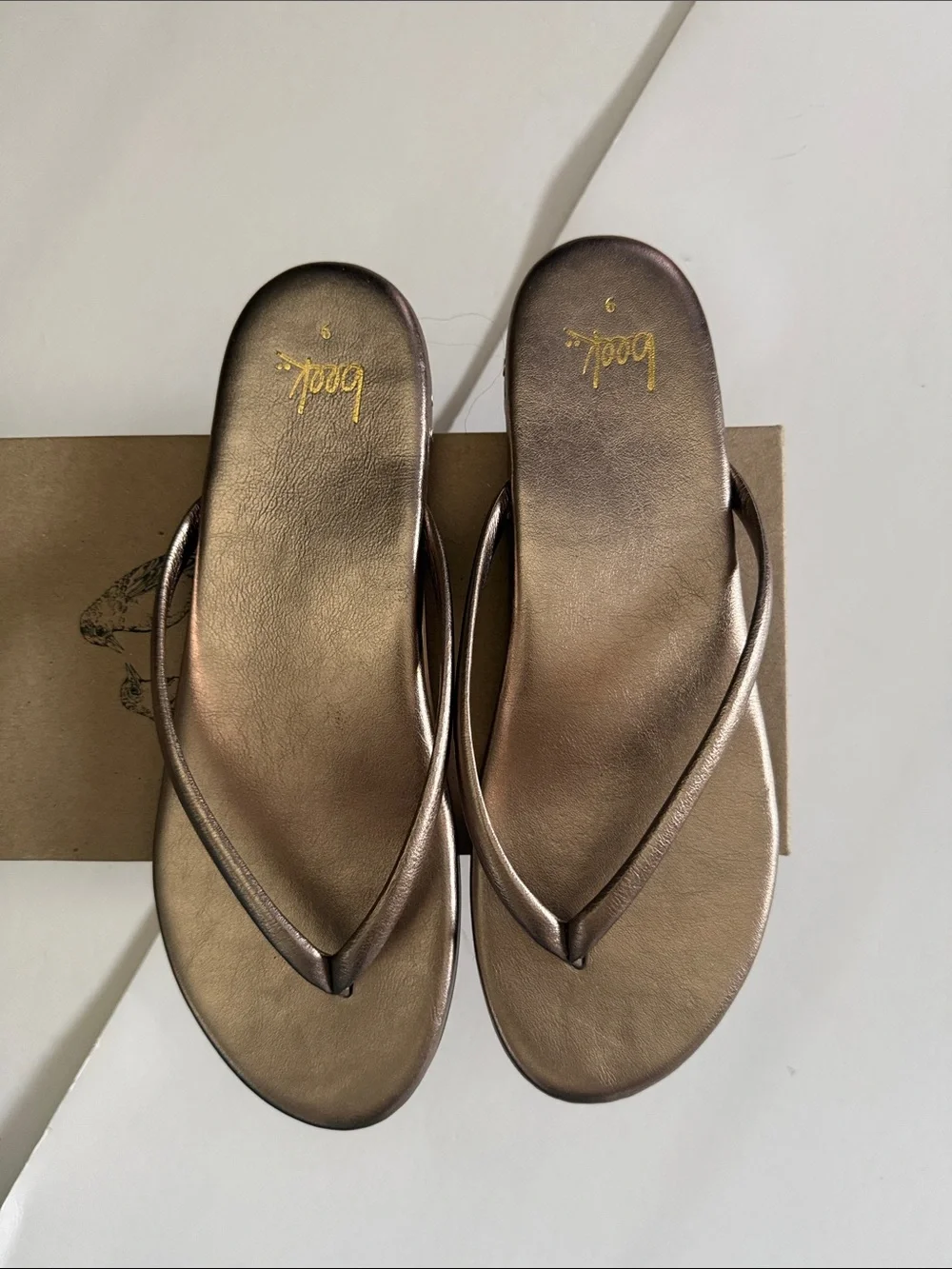 NWT BEEK SUNBEAM METALLIC BRONZE FLIP FLOP SANDAL, SIZE 9